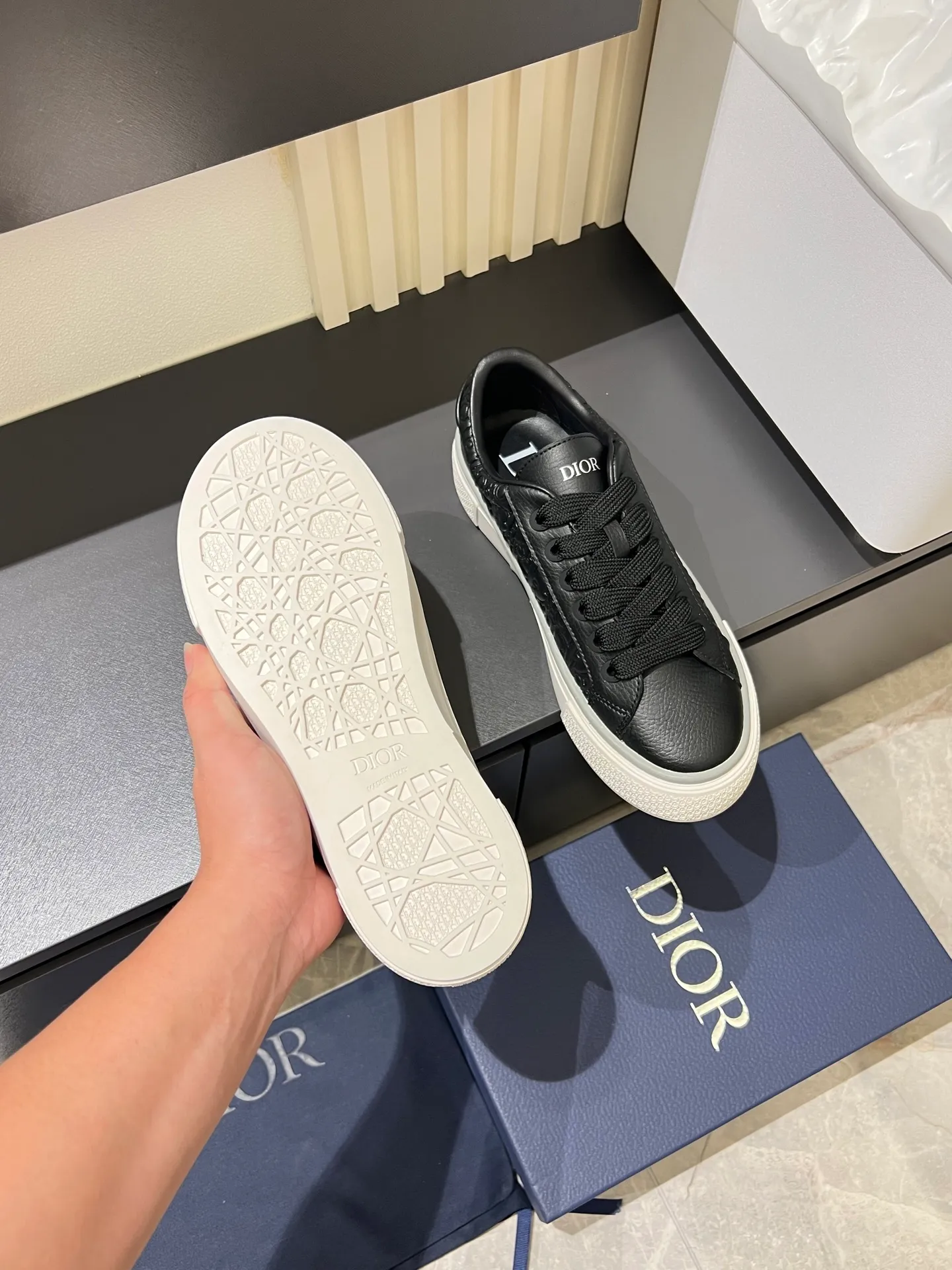 p440 DIOR* Dior B33 sneakers, brown and cream-white jacquard fabric with brown high mercerized suede upper, new for fall 2025, reinterpretation of classic tennis shoes, with a stylish silhouette that highlights a thick feel. Crafted from brown and cream-white jacquard with Oblique print and suede panels, it features a distinctive padded tongue embossed with the Dior signature, wide blue mohair laces and brass eyelets with a matte brown finish. The cream-white Dior Oblique patterned rubber sole, enhanced by the contrasting Dior 30 Avenue Montaigne signature on the rear, adds a stylish edge to casual looks. Men's model 38-44 (45 is custom-made and cannot be returned or exchanged)
